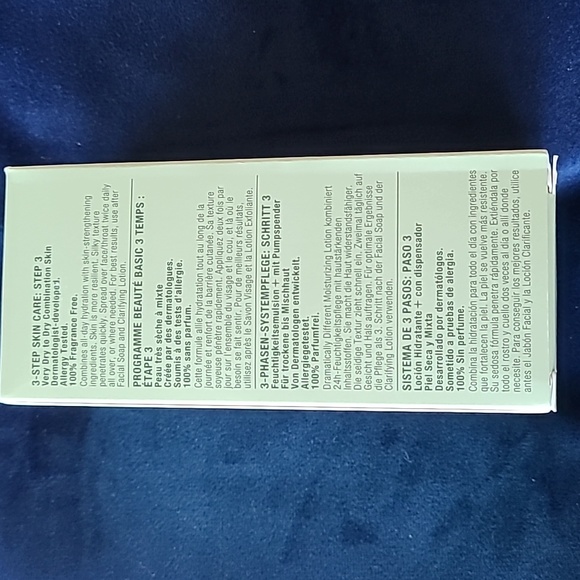 Clinique - dramatically different moisturizing lotion - Picture 2 of 3